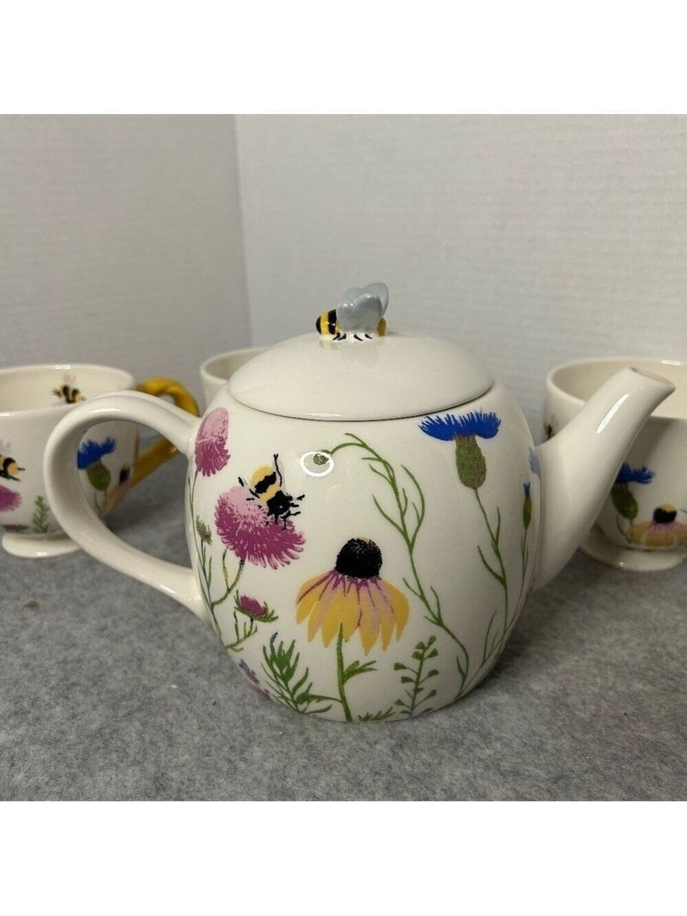 Tag Wallflower Bee Teapot and Set of 4 Mugs Sml flaw see pics